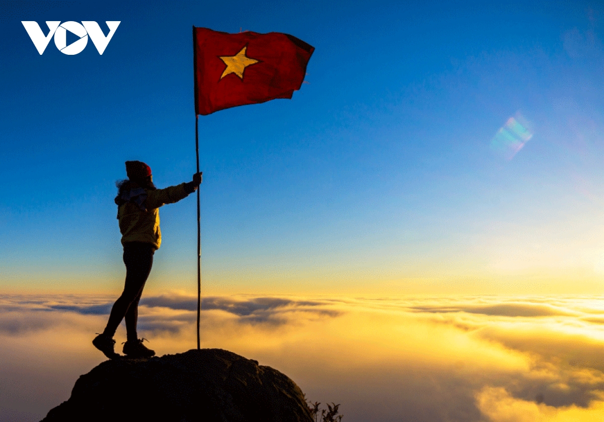 Trekkers can enjoy a spectacular sunset on Muoi mountain