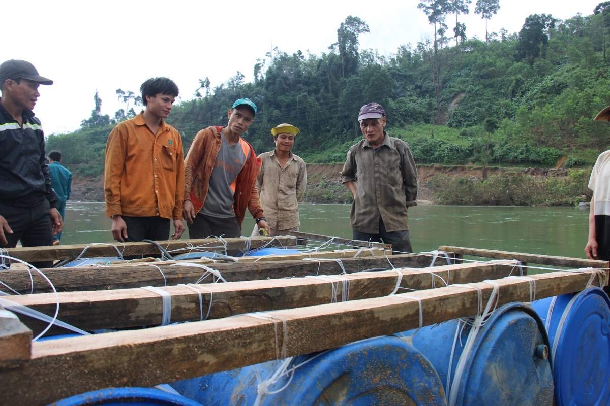 khong co cau, nguoi dan lang tac roi, tinh quang nam lam be vuot song tranh hinh anh 3