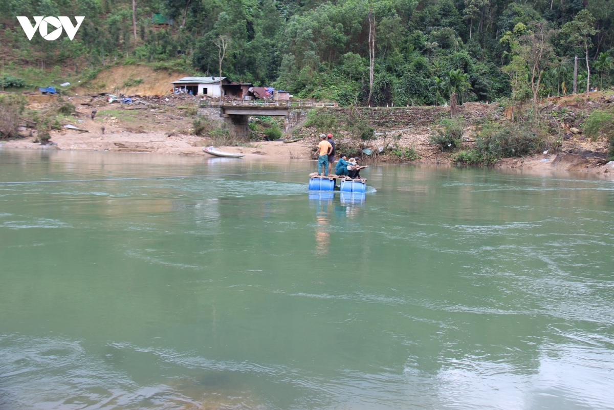 khong co cau, nguoi dan lang tac roi, tinh quang nam lam be vuot song tranh hinh anh 4