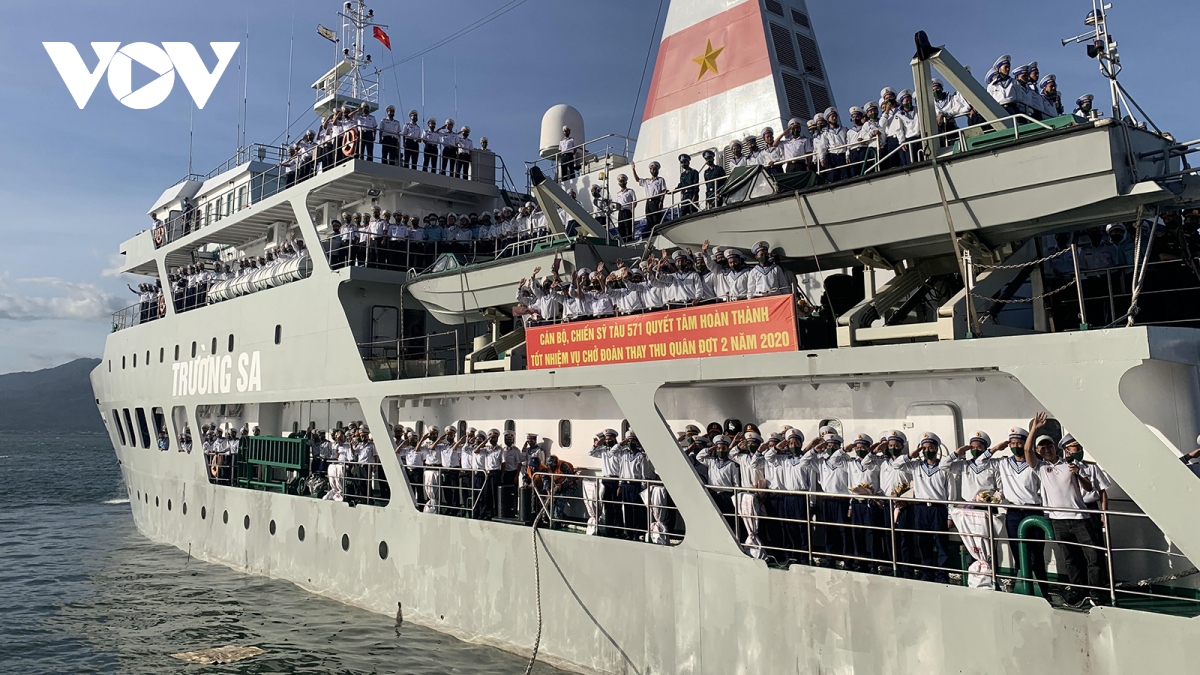 tau roi quan cang cam ranh, mang xuan den truong sa hinh anh 1