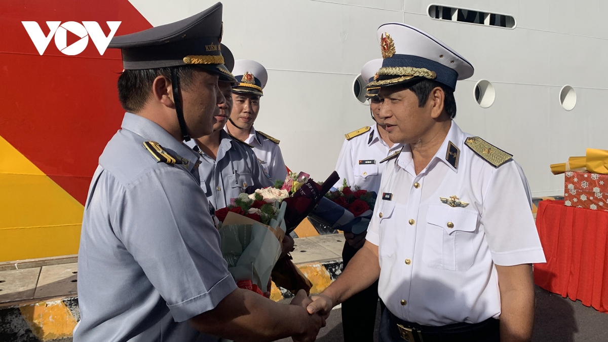 tau roi quan cang cam ranh, mang xuan den truong sa hinh anh 3