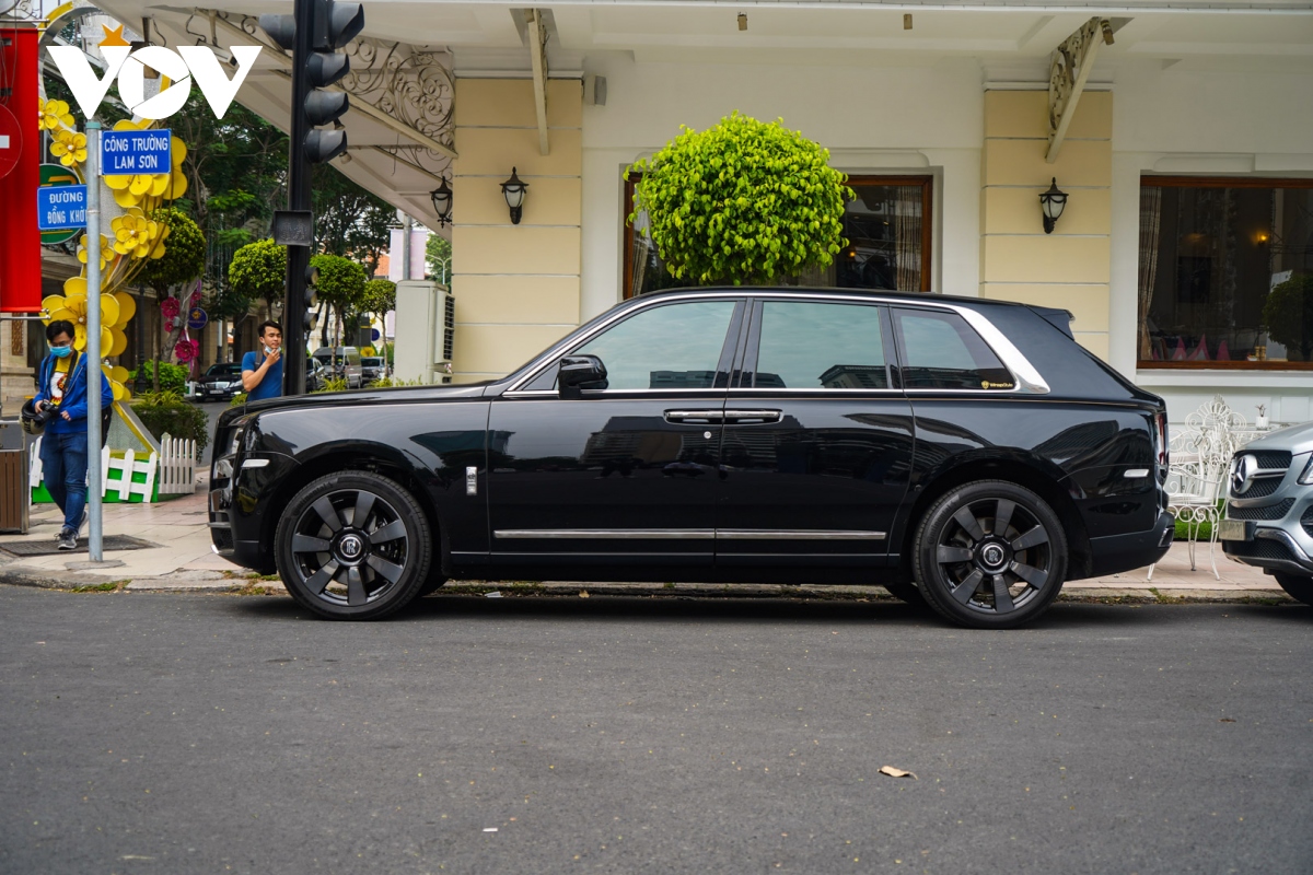 suv hon 40 ty dong - rolls-royce cullinan khoe dang tren pho ngay cuoi tuan hinh anh 2