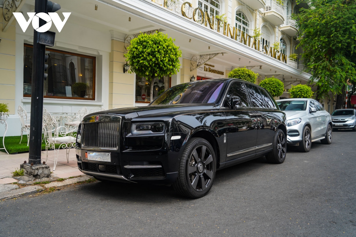 suv hon 40 ty dong - rolls-royce cullinan khoe dang tren pho ngay cuoi tuan hinh anh 12