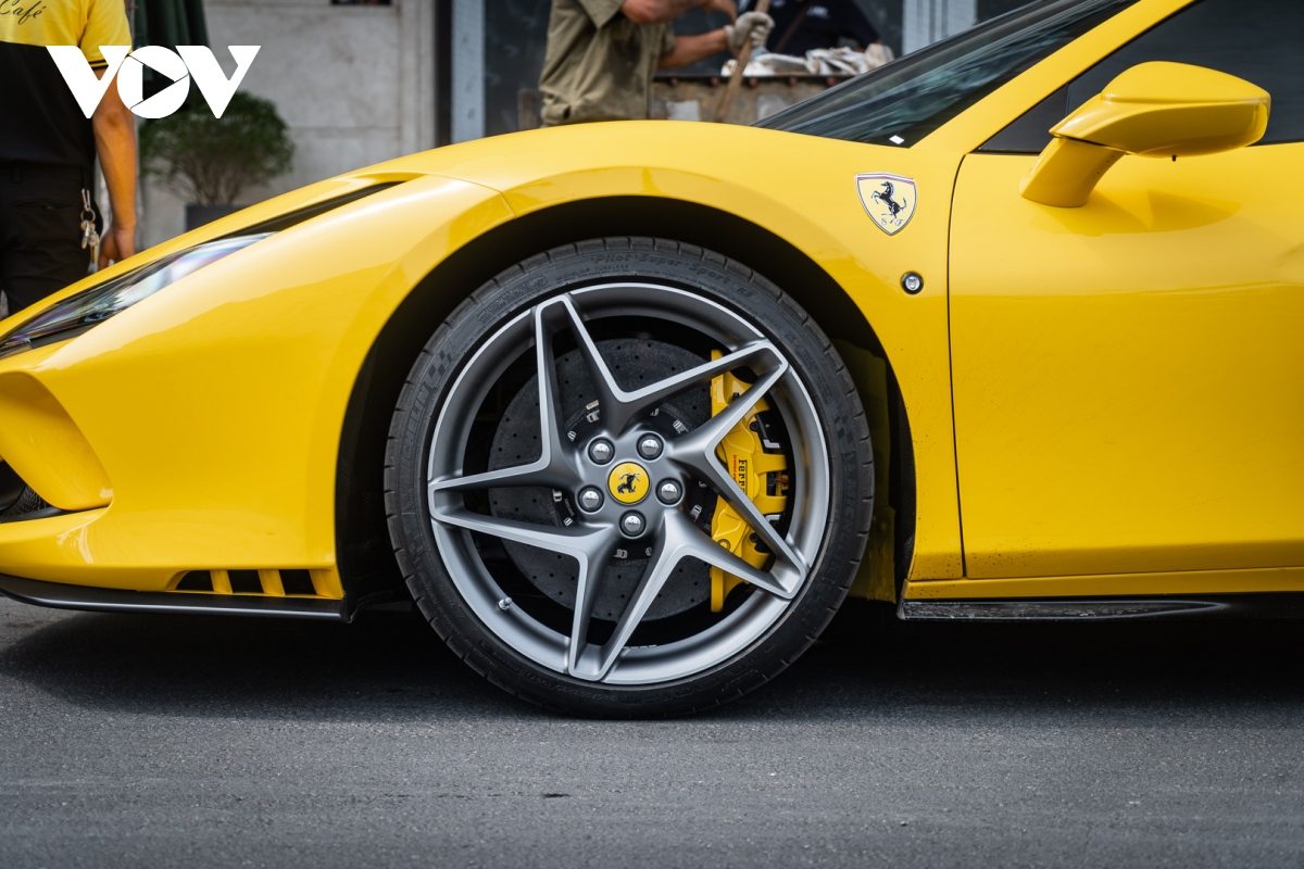 cận cảnh ferrari f8 spider màu vàng độc nhất việt nam hình ảnh 13 can canh ferrari f8 spider mau vang doc nhat viet nam hinh anh 13