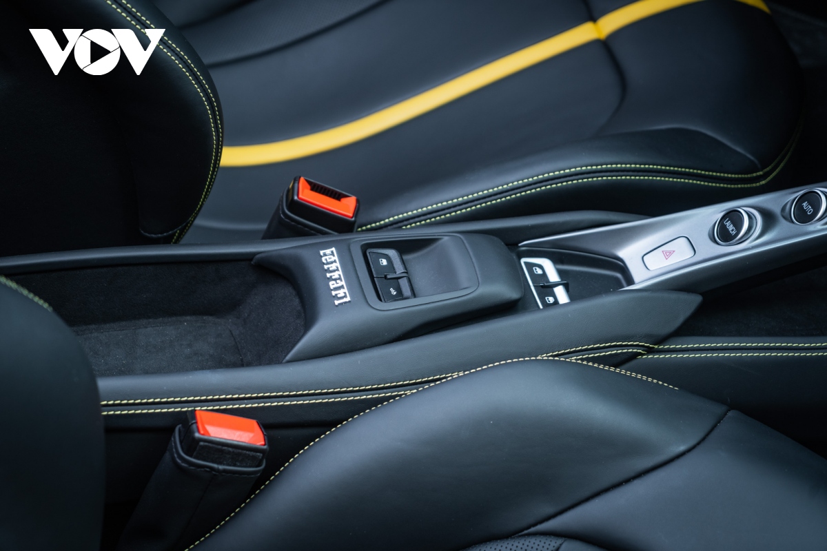 cận cảnh ferrari f8 spider màu vàng độc nhất việt nam hình ảnh 18 can canh ferrari f8 spider mau vang doc nhat viet nam hinh anh 18