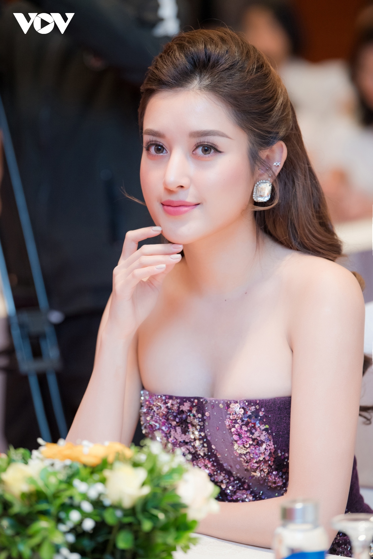 A hau huyen my khoe vai tran quyen ru du su kien giua thoi tiet lanh gia hinh anh 10