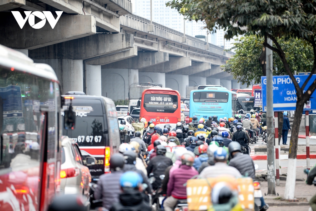 người dân đổ về sau 3 ngày nghỉ tết dương lịch, cửa ngõ thủ đô ùn tắc kéo dài hình ảnh 12 nguoi dan do ve sau 3 ngay nghi tet duong lich, cua ngo thu do un tac keo dai hinh anh 12
