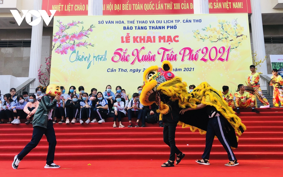  sac xuan tren pho 2021 ruc ro troi xuan tay Do hinh anh 13