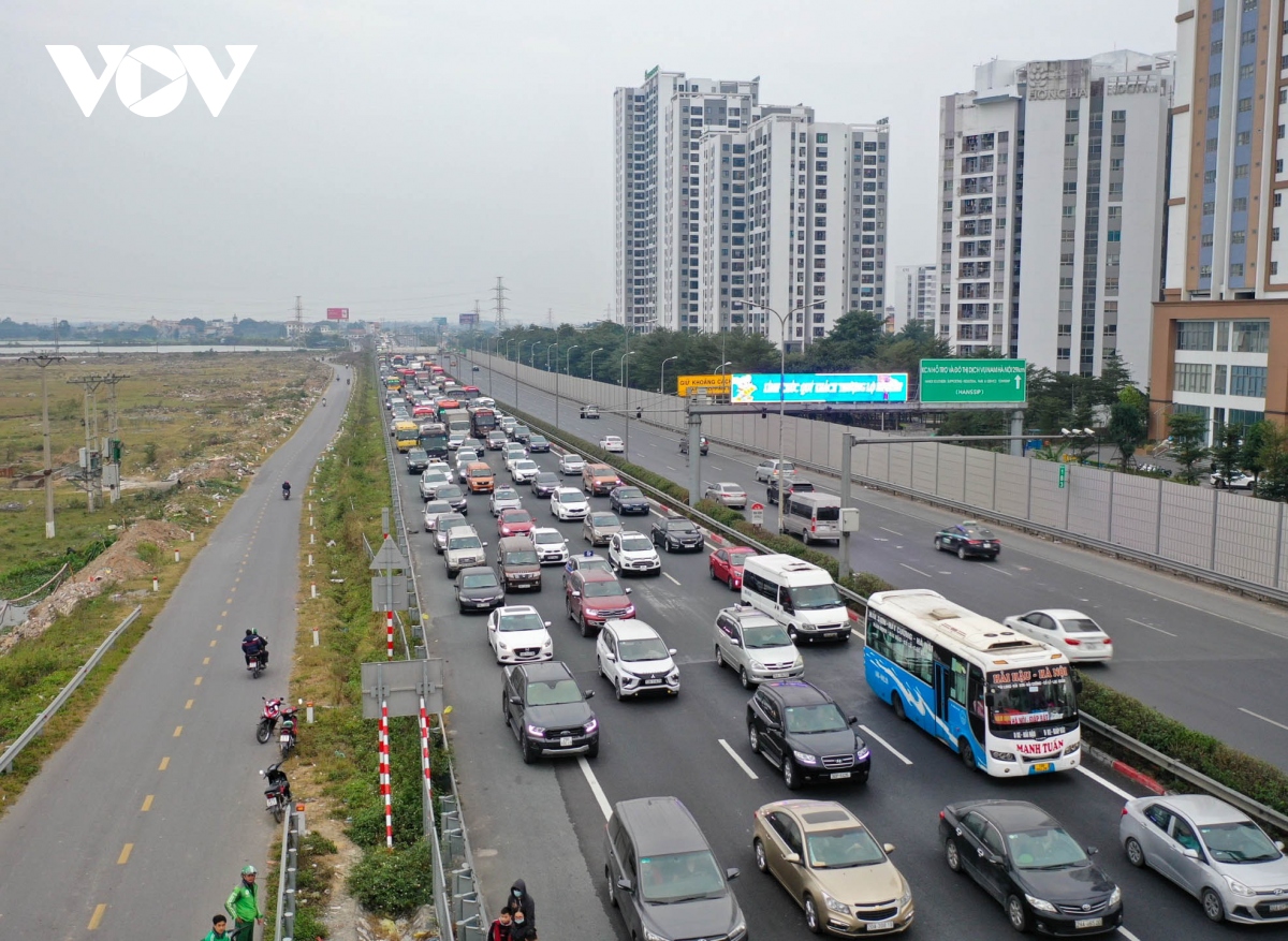 người dân đổ về sau 3 ngày nghỉ tết dương lịch, cửa ngõ thủ đô ùn tắc kéo dài hình ảnh 2 nguoi dan do ve sau 3 ngay nghi tet duong lich, cua ngo thu do un tac keo dai hinh anh 2