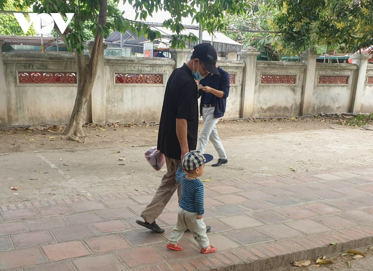 nguoi ha noi phot lo lenh cam, tu noi long gian cach ngay ram thang gieng hinh anh 8