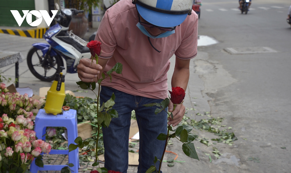 tp.hcm nhieu cua hang hoa dong cua dip valentine hinh anh 7