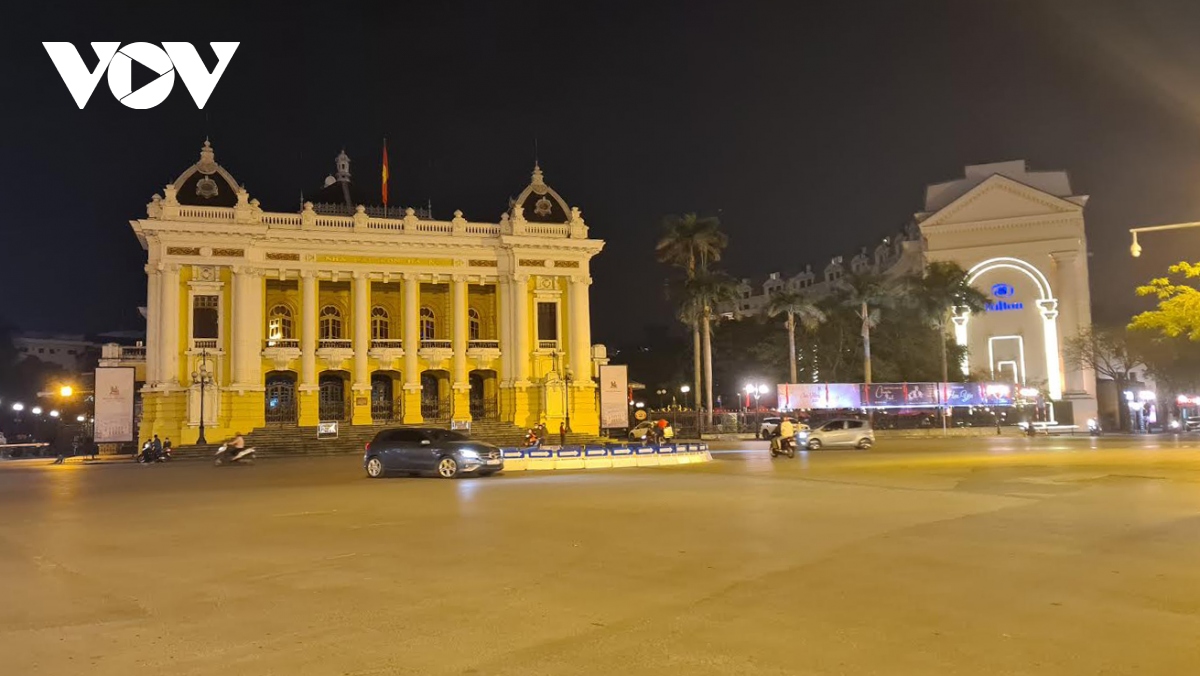 Dem giao thua mua dich covid-19, khu vuc trung tam ha noi thua vang nguoi qua lai hinh anh 1