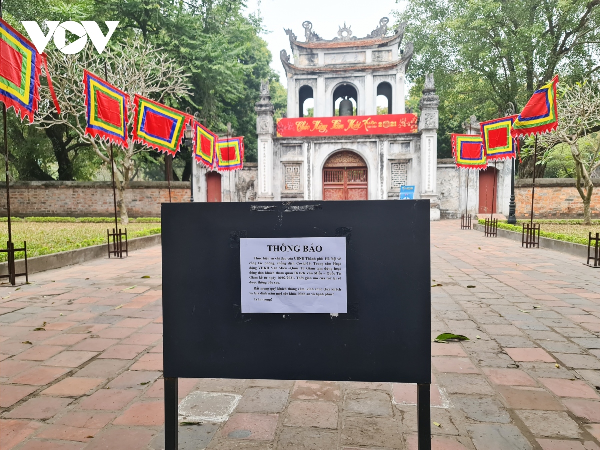 Den chua dong cua, nguoi dan van den le vong hinh anh 5