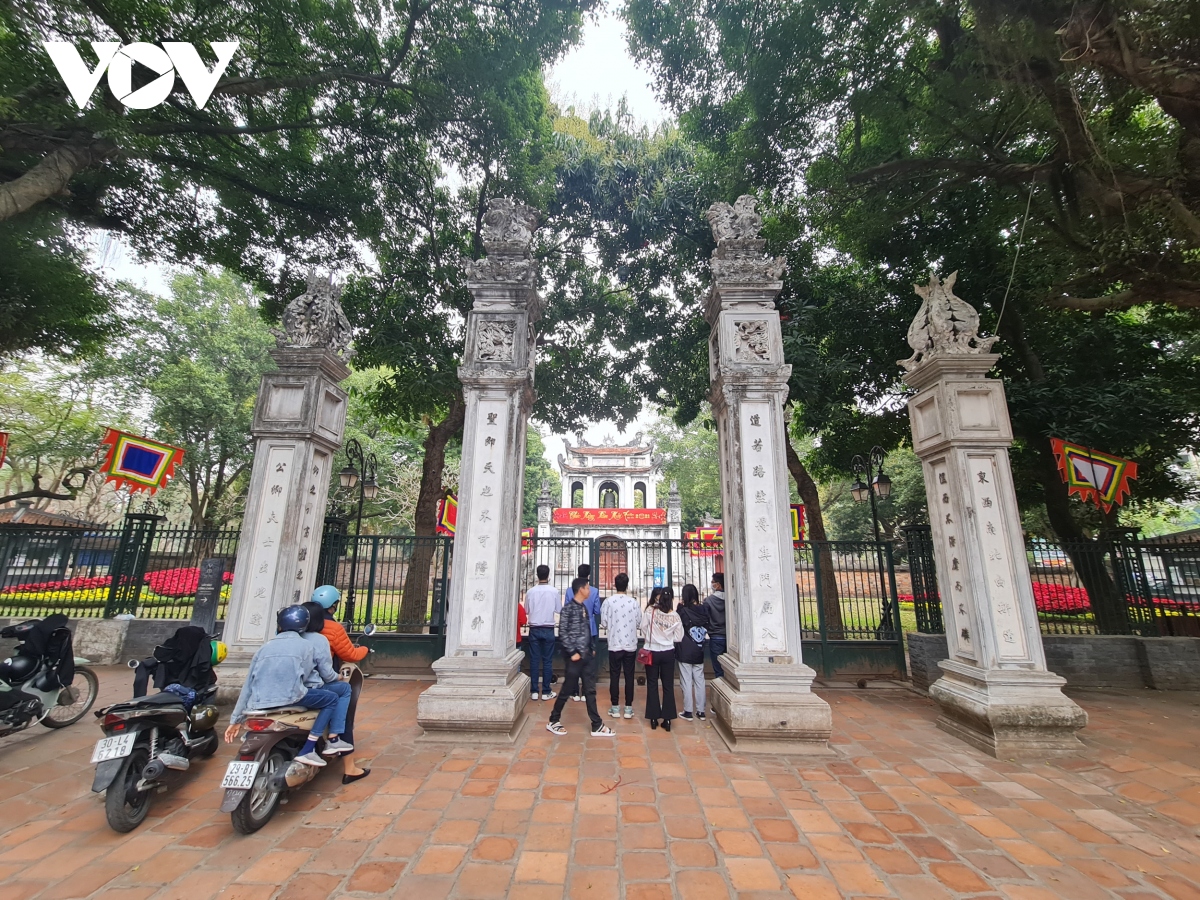 Den chua dong cua, nguoi dan van den le vong hinh anh 6