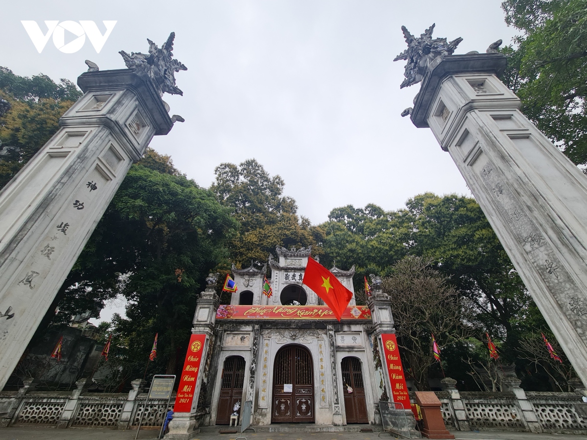 Den chua dong cua, nguoi dan van den le vong hinh anh 15