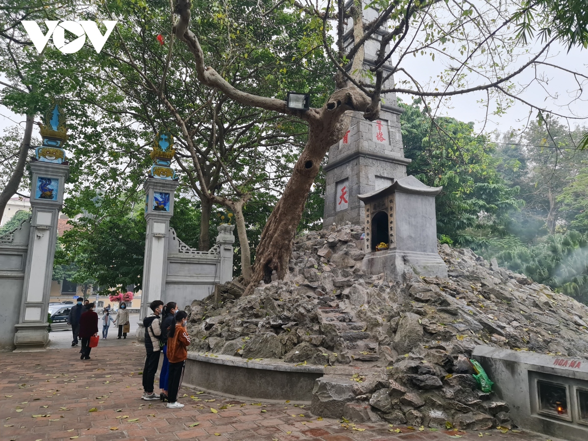 Den chua dong cua, nguoi dan van den le vong hinh anh 11