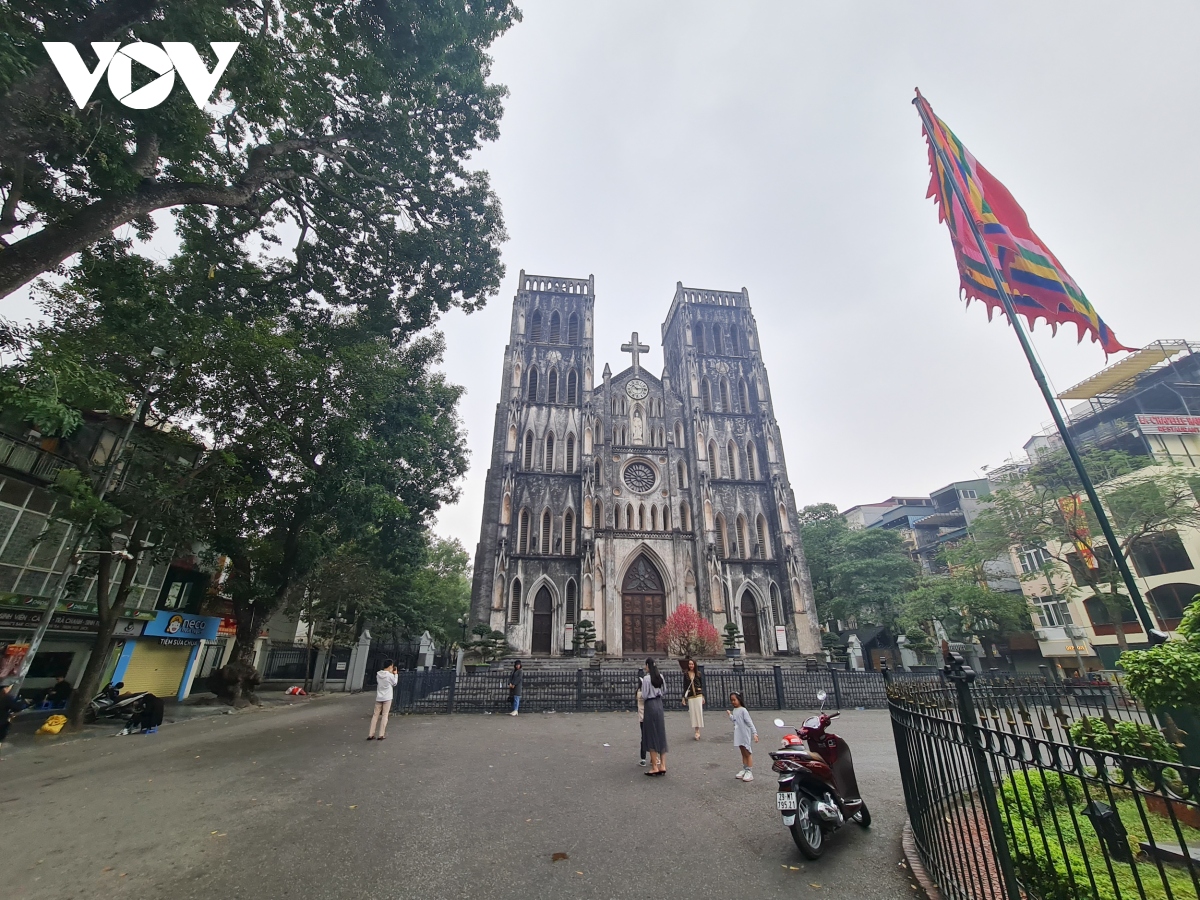 Den chua dong cua, nguoi dan van den le vong hinh anh 18