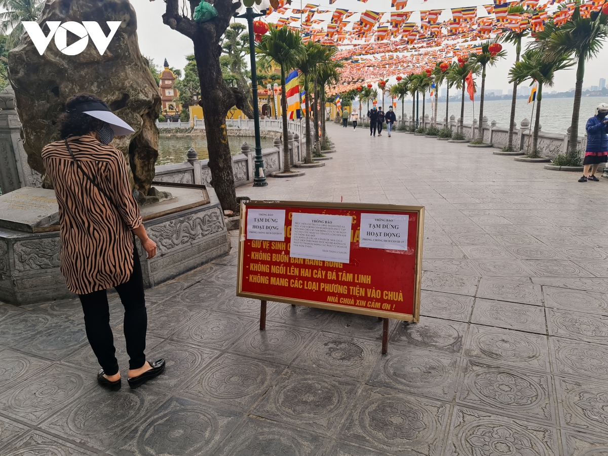 Den chua o ha noi cua dong, then cai , vang lang trong ngay dau di lam sau tet hinh anh 11