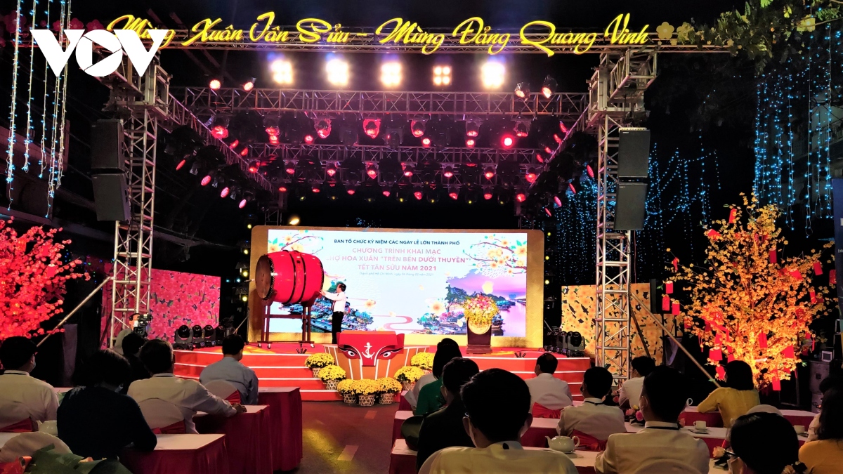 khai mac hoi hoa xuan tren ben duoi thuyen o tphcm hinh anh 2