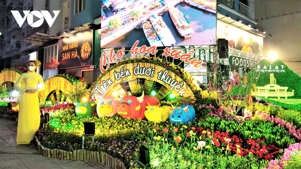 khai mac hoi hoa xuan tren ben duoi thuyen o tphcm hinh anh 3