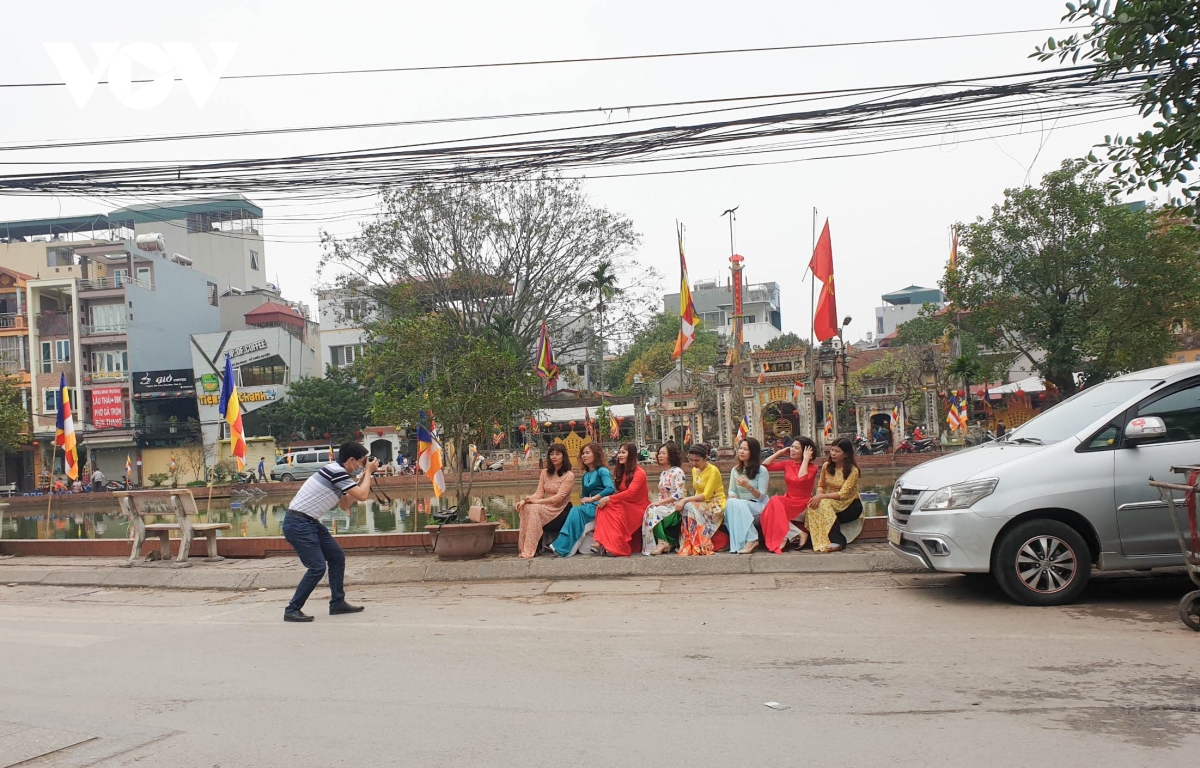 nguoi ha noi phot lo lenh cam, tu noi long gian cach ngay ram thang gieng hinh anh 10