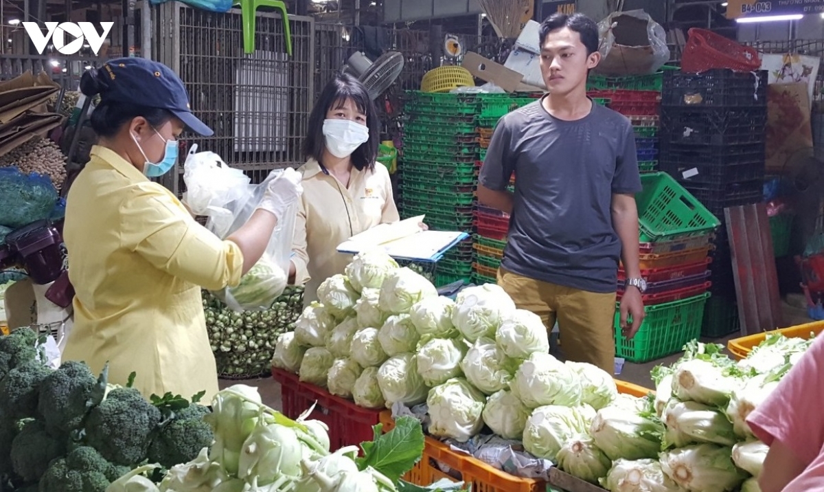 hang hoa do ve cho dau moi o tphcm tang dot bien hinh anh 5