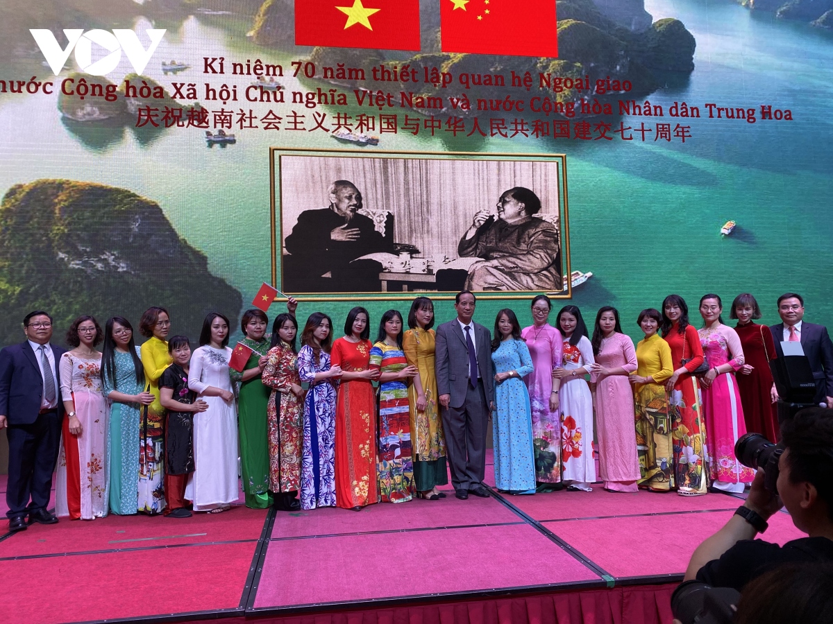 hoi cac co dau viet tai nam ninh trung quoc gan bo, chia se va dum boc lan nhau hinh anh 1