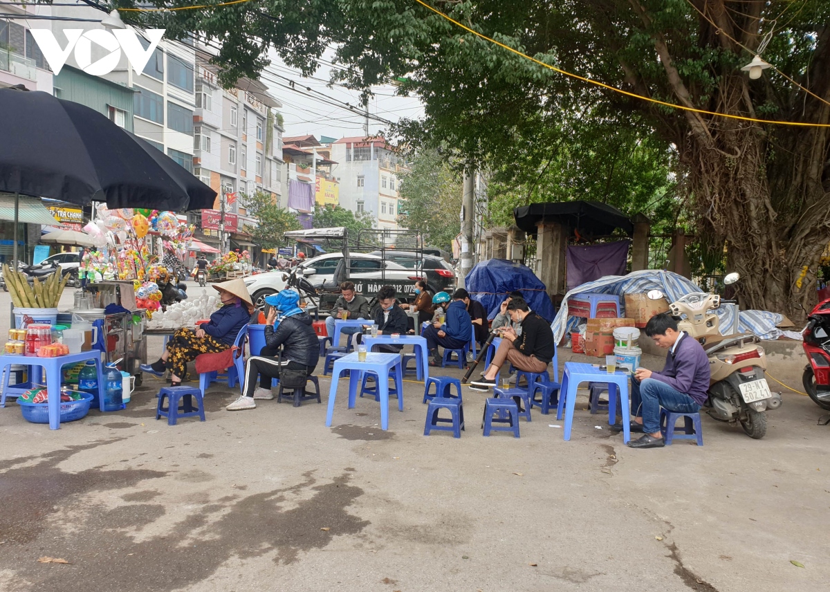 nguoi ha noi phot lo lenh cam, tu noi long gian cach ngay ram thang gieng hinh anh 12