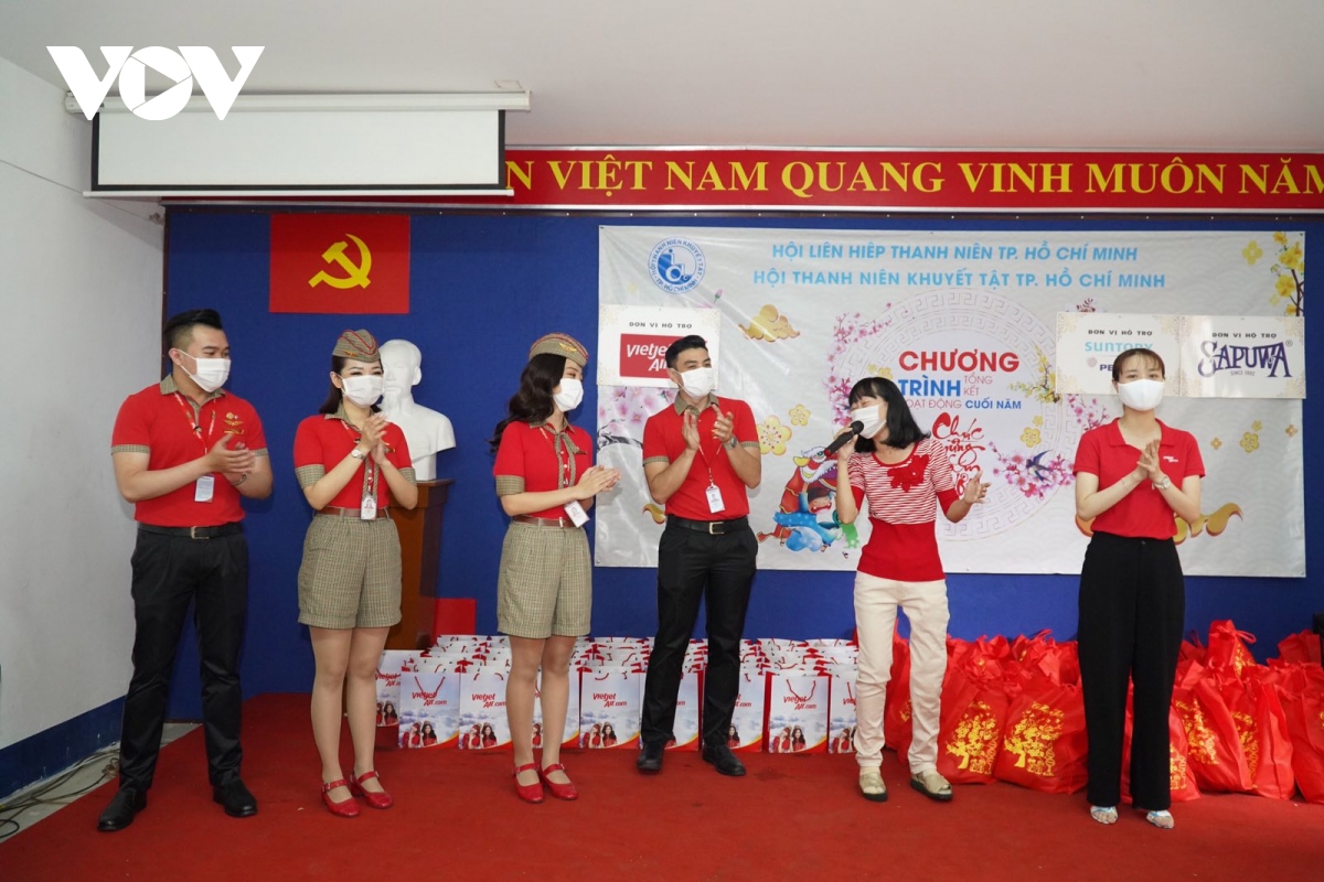 vietjet tang qua, chuc mung nam moi cho nguoi khuyet tat hinh anh 6