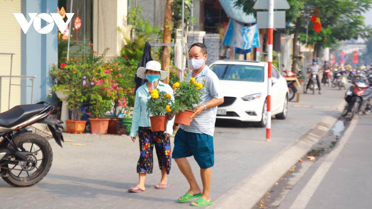 chu tich tinh binh duong tham hoi suc khoe nguoi dan trong khu phong toa hinh anh 3