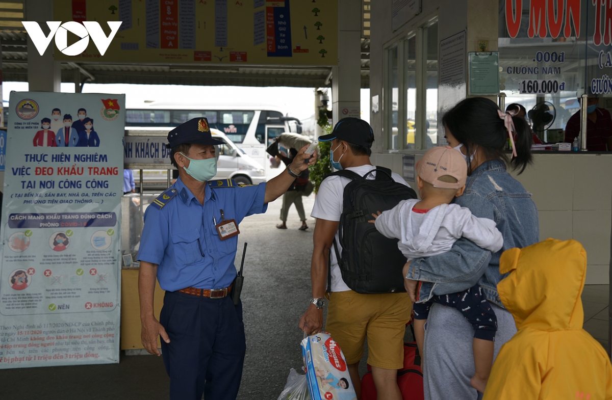 30 tet, nguoi dan tay xach nach mang ve que hinh anh 2