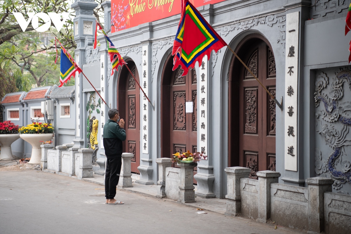 Den chua dong cua, nguoi dan van den le vong hinh anh 4