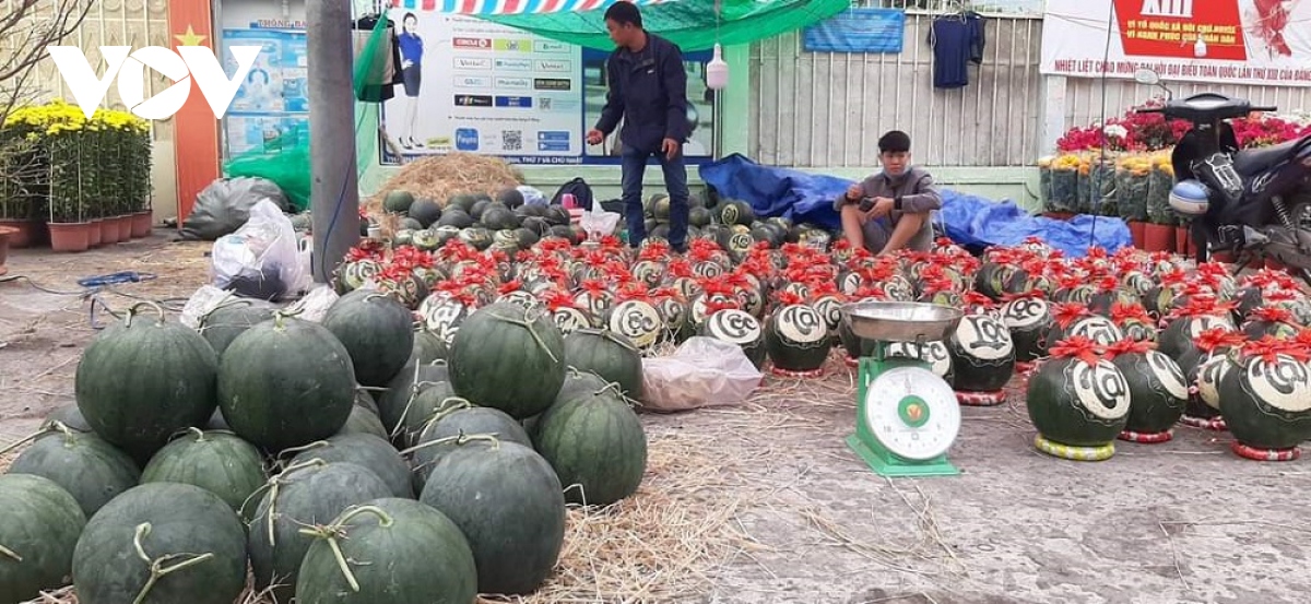 Dưa hấu chưng Tết ở TPHCM tăng giá | VOV.VN