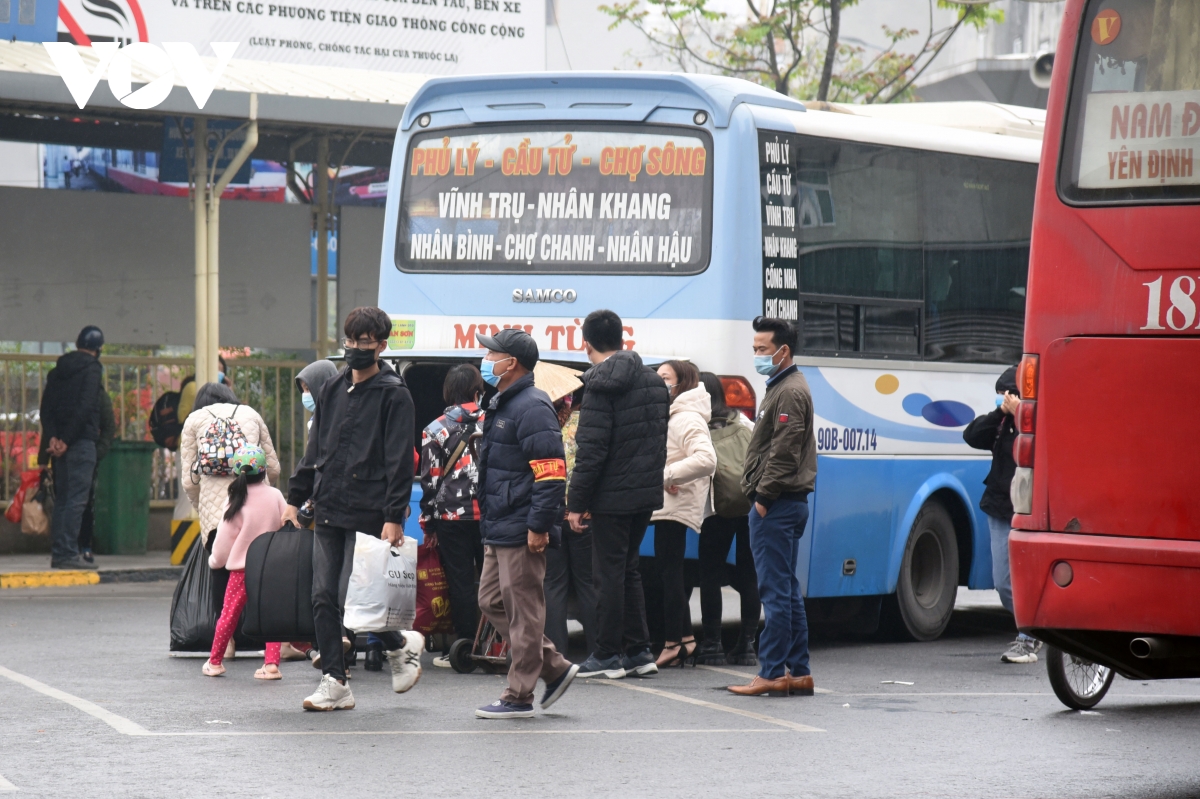 nguoi dan tay xach nach mang nuom nuop tro ve thu do sau tet nguyen dan hinh anh 16