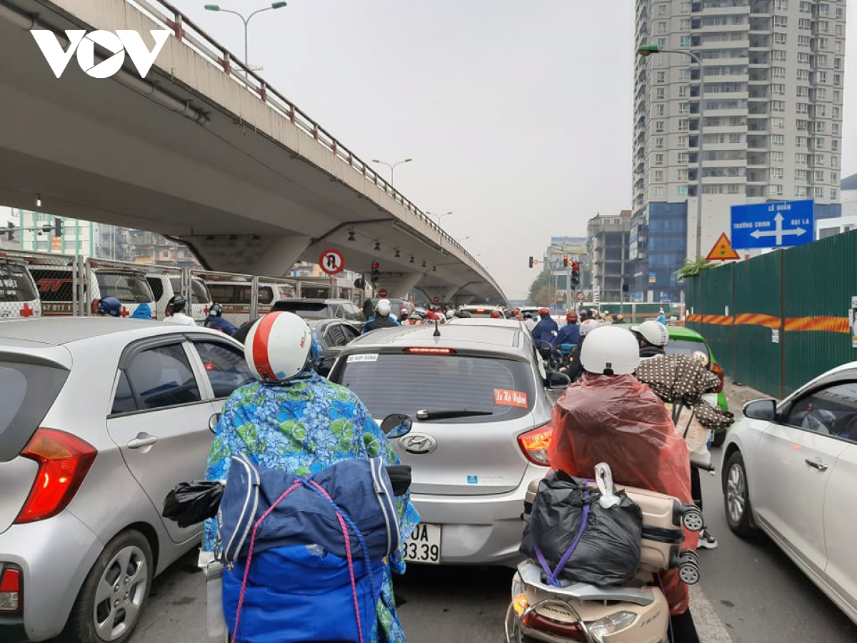 nguoi dan tay xach nach mang nuom nuop tro ve thu do sau tet nguyen dan hinh anh 23