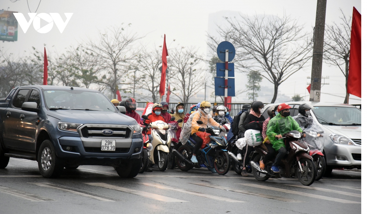 nguoi dan tay xach nach mang nuom nuop tro ve thu do sau tet nguyen dan hinh anh 1