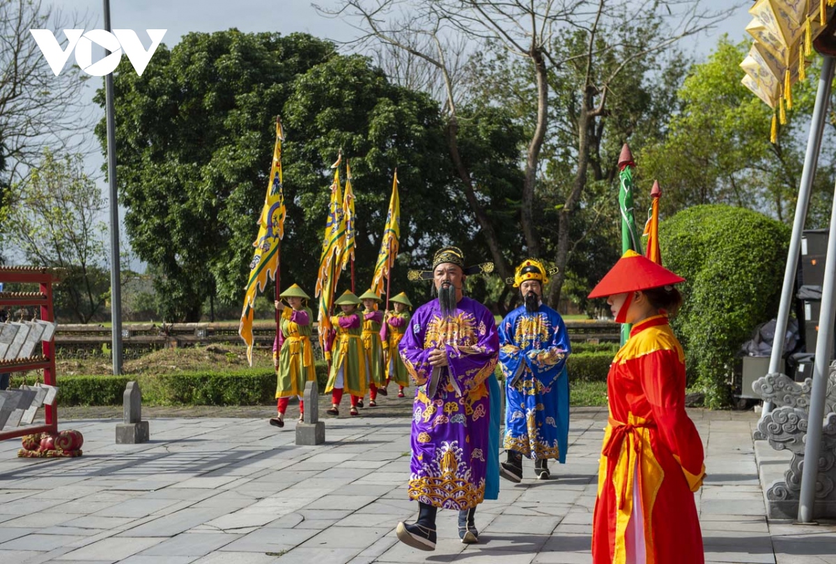 tai hien buoi chau ngay mung 1 tet trong cung vua hinh anh 3