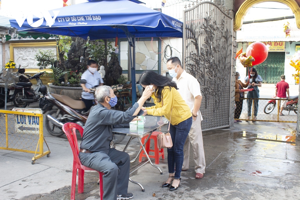 nguoi dan tphcm can nhac di le, nhieu chua dong cua cho thong bao moi hinh anh 5