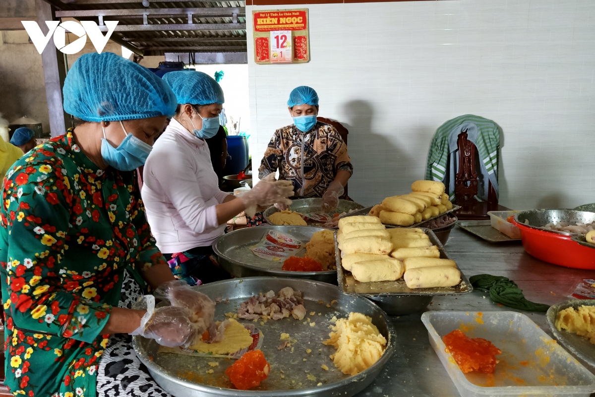 banh tet tra cuon voi mam com ngay tet hinh anh 4