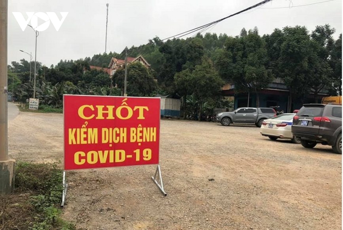 lao cai lap 8 chot kiem dich y te kiem soat dich benh covid-19 hinh anh 1