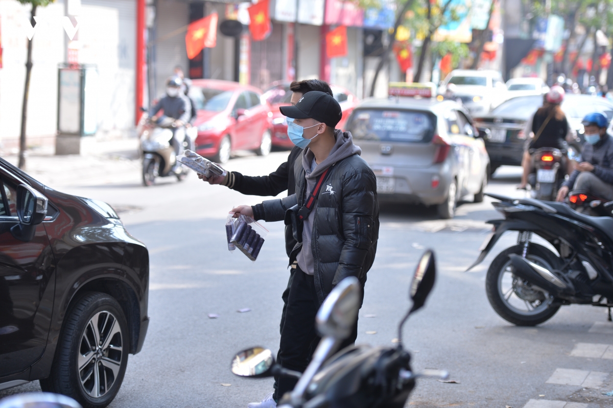 nguoi dan ha noi no nuc xep hang mua phao hoa khong no choi tet hinh anh 15