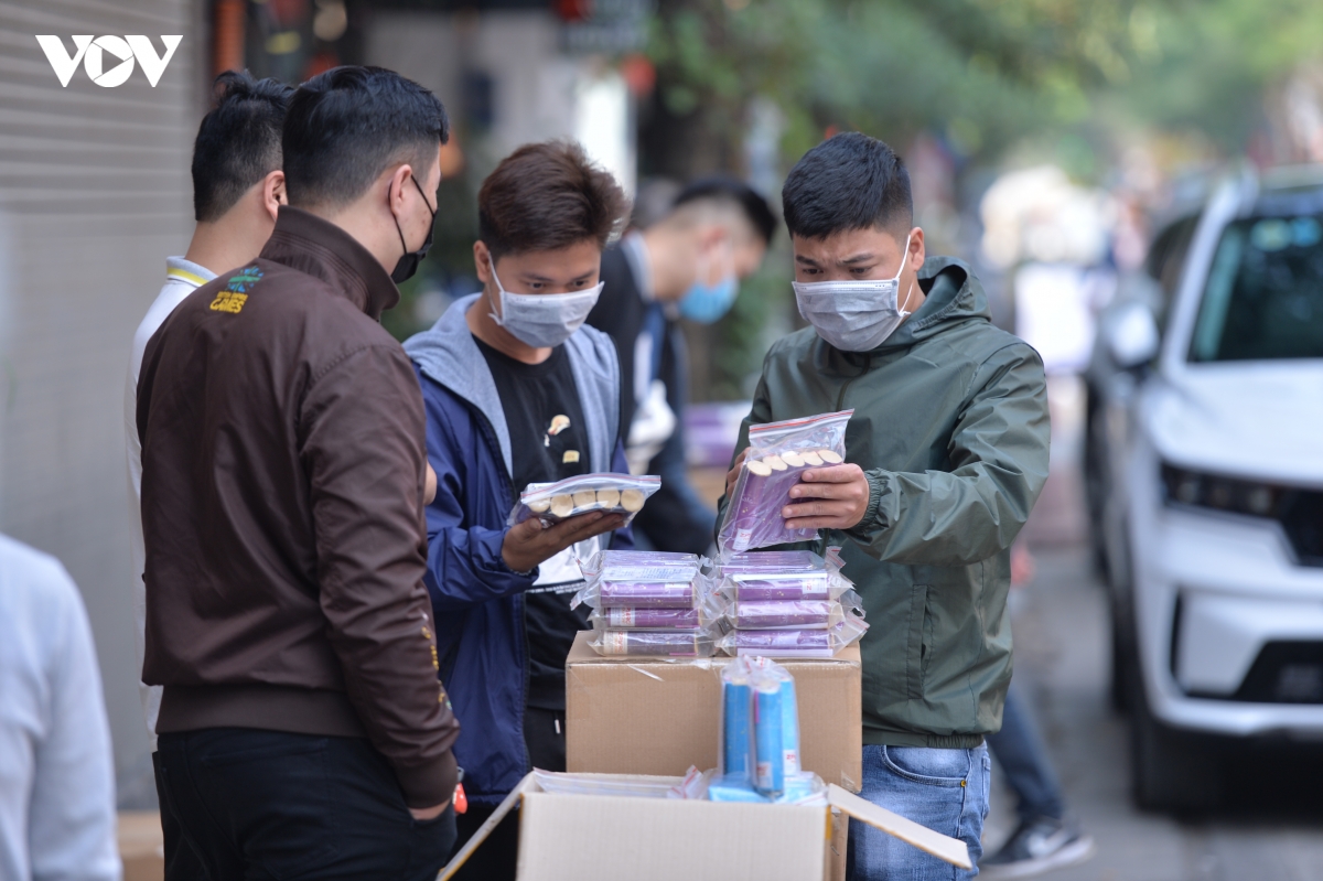 nguoi dan ha noi no nuc xep hang mua phao hoa khong no choi tet hinh anh 6