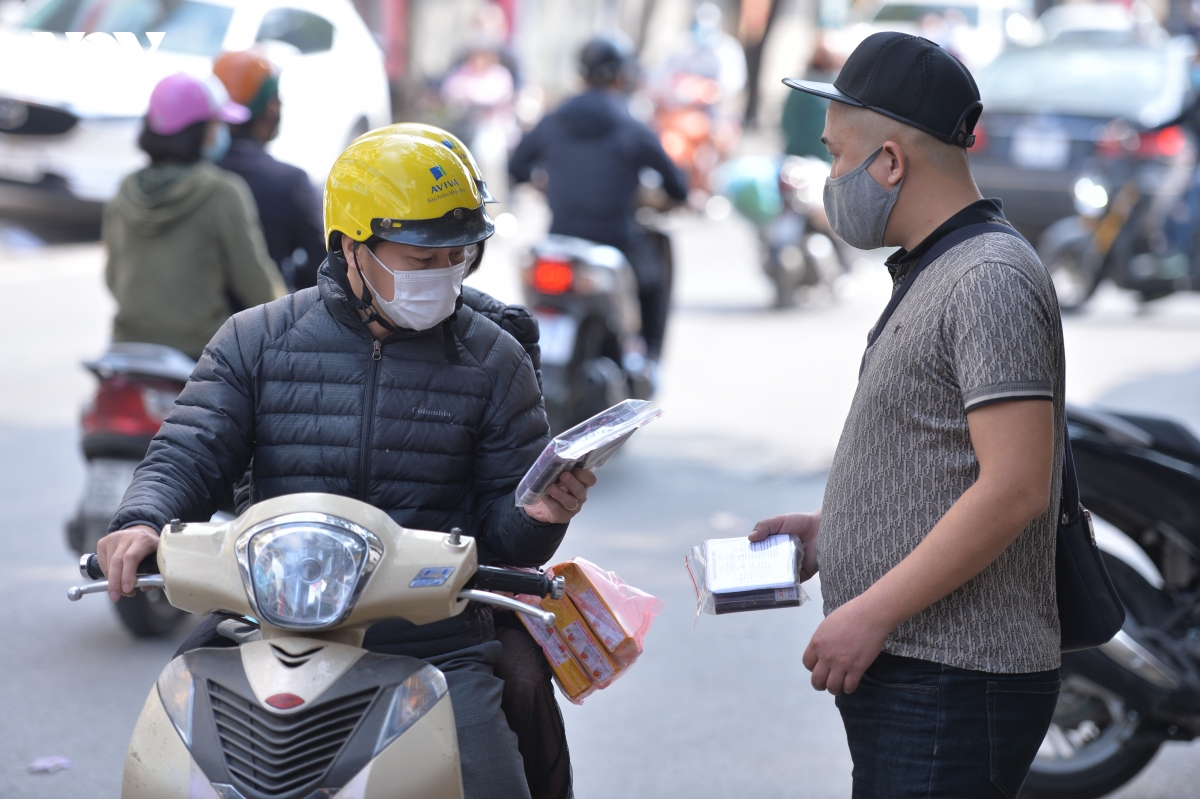 nguoi dan ha noi no nuc xep hang mua phao hoa khong no choi tet hinh anh 7