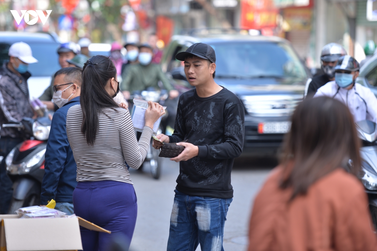 nguoi dan ha noi no nuc xep hang mua phao hoa khong no choi tet hinh anh 16