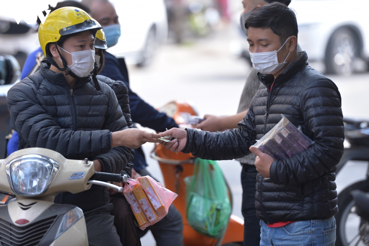 nguoi dan ha noi no nuc xep hang mua phao hoa khong no choi tet hinh anh 17