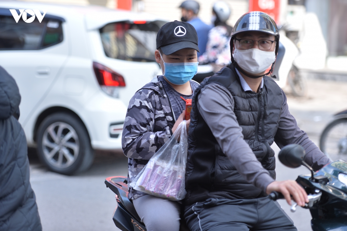 nguoi dan ha noi no nuc xep hang mua phao hoa khong no choi tet hinh anh 14
