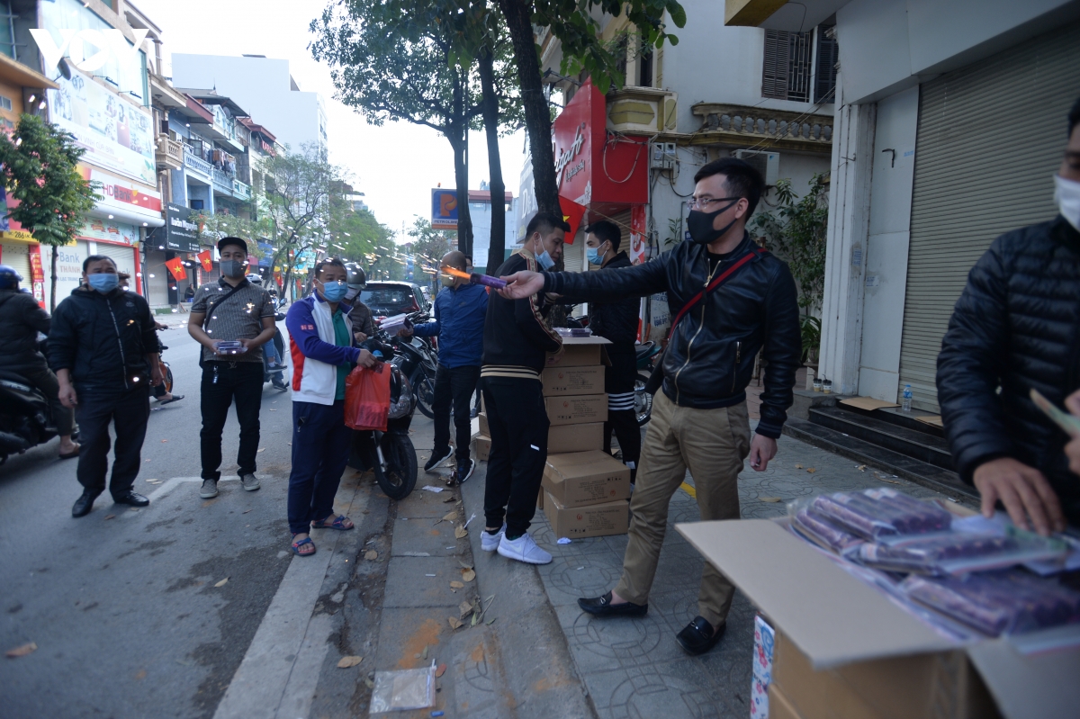 nguoi dan ha noi no nuc xep hang mua phao hoa khong no choi tet hinh anh 12