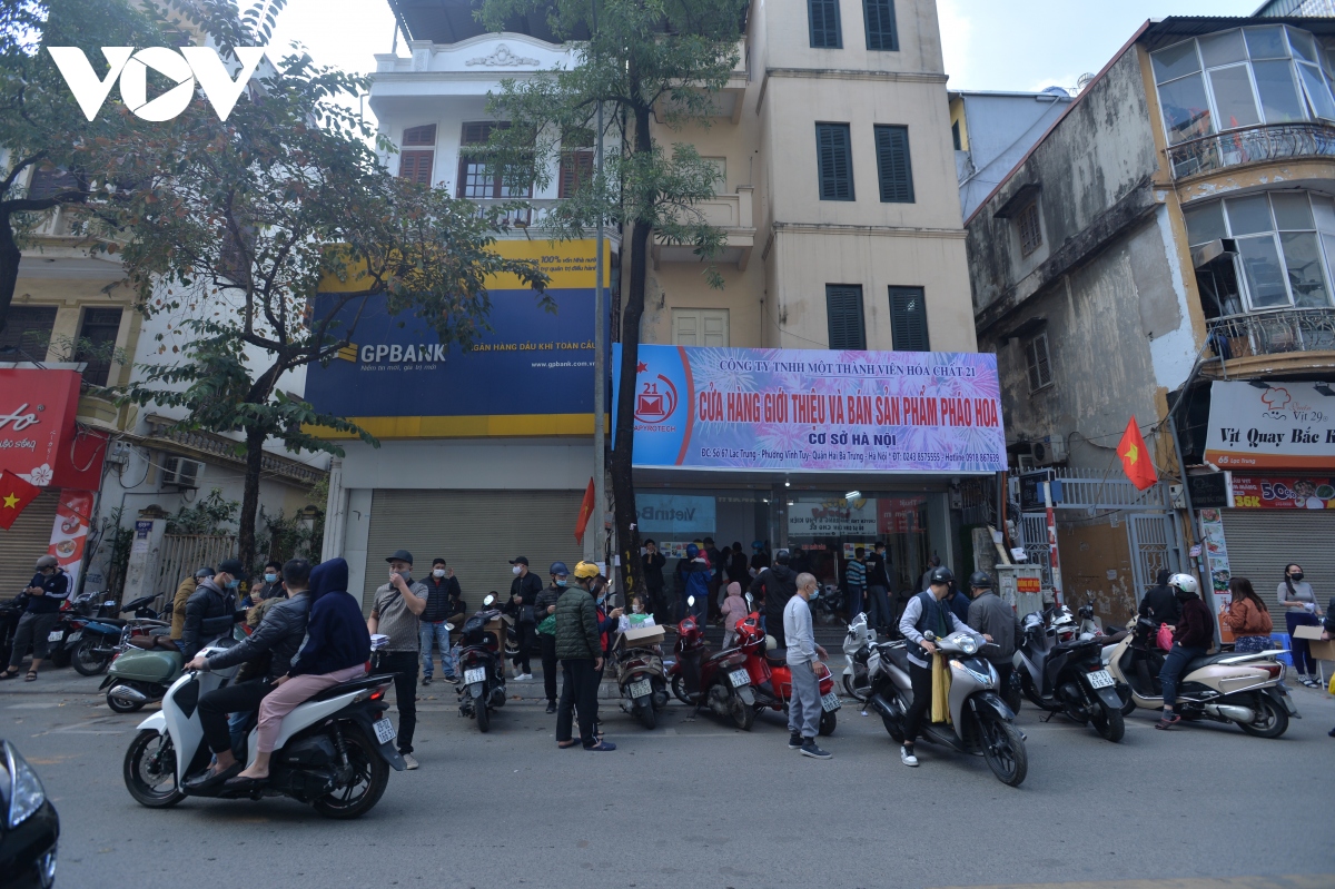 nguoi dan ha noi no nuc xep hang mua phao hoa khong no choi tet hinh anh 1