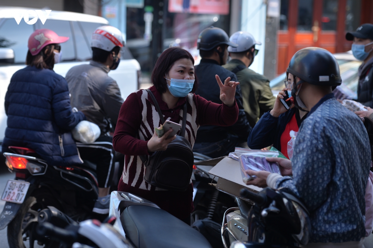 nguoi dan ha noi no nuc xep hang mua phao hoa khong no choi tet hinh anh 8