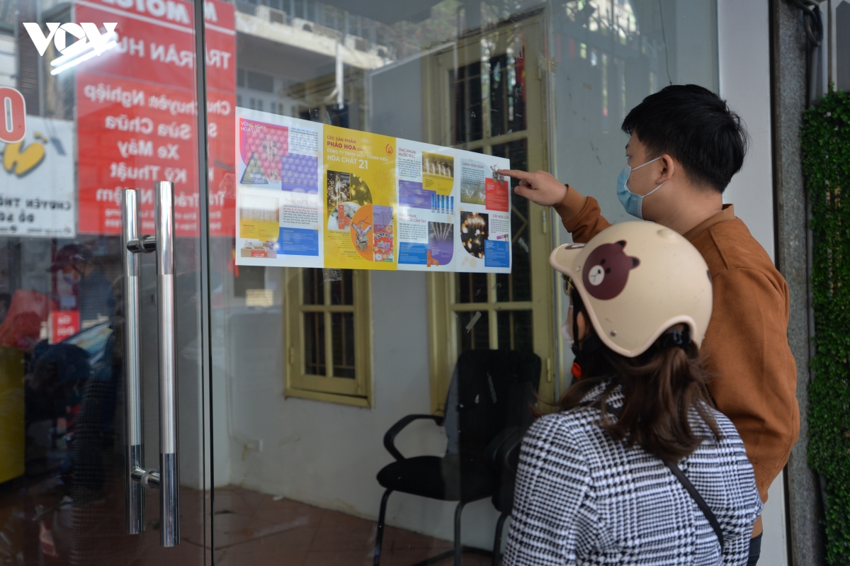 nguoi dan ha noi no nuc xep hang mua phao hoa khong no choi tet hinh anh 3